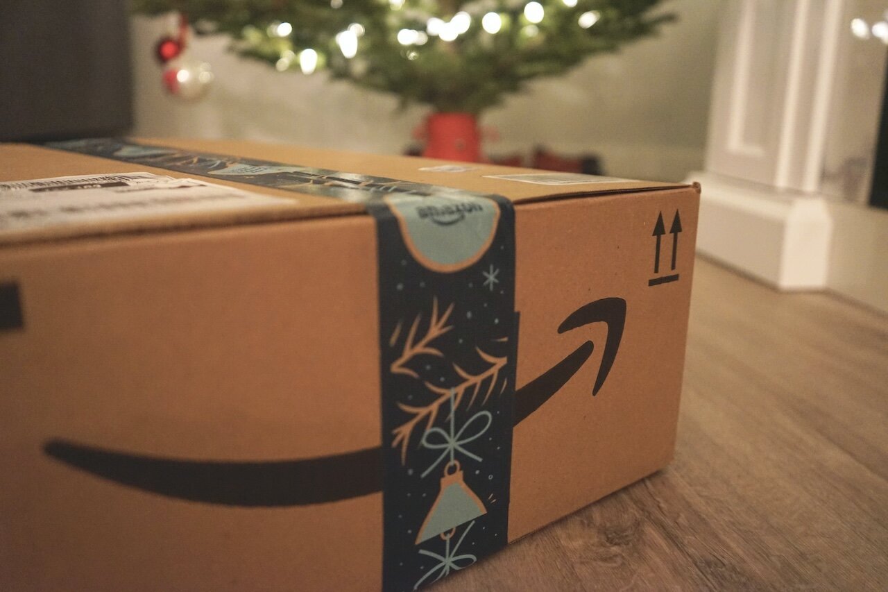 Κυριαρχώντας στο ηλεκτρονικό εμπόριο, η Amazon σπάει ρεκόρ και στις ταχυμεταφορές και αφήνει πίσω της την UPS