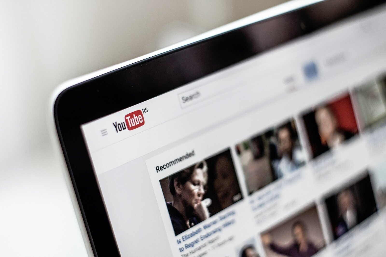 Το YouTube αντιμετωπίζει τώρα κατηγορίες "παρακολούθησης" στην ΕΕ για τη στόχευση των ad blockers