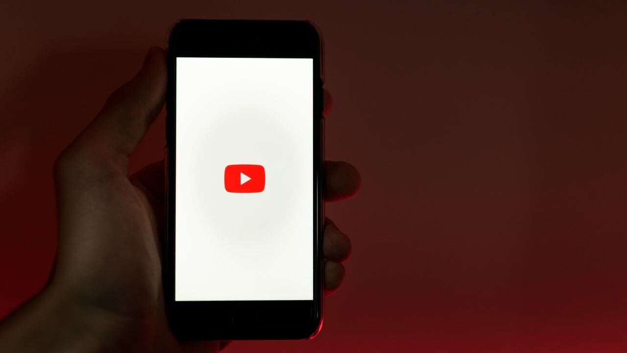 Το YouTube επεκτείνει σε παγκόσμιο επίπεδο την απαγόρευση χρήσης ad blockers για την υπηρεσία του
