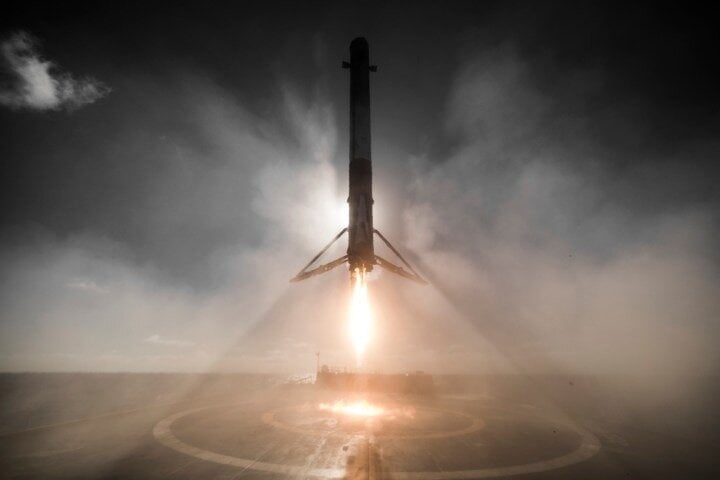 8 χρόνια από την πρώτη επιτυχημένη κάθετη προσγείωση του πυραύλου Falcon 9