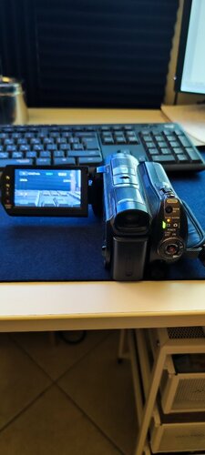 Περισσότερες πληροφορίες για "ΝΕΑ ΤΙΜΗ 100€ - Πωλείται βιντεοκάμερα Sony HDR SR-12"