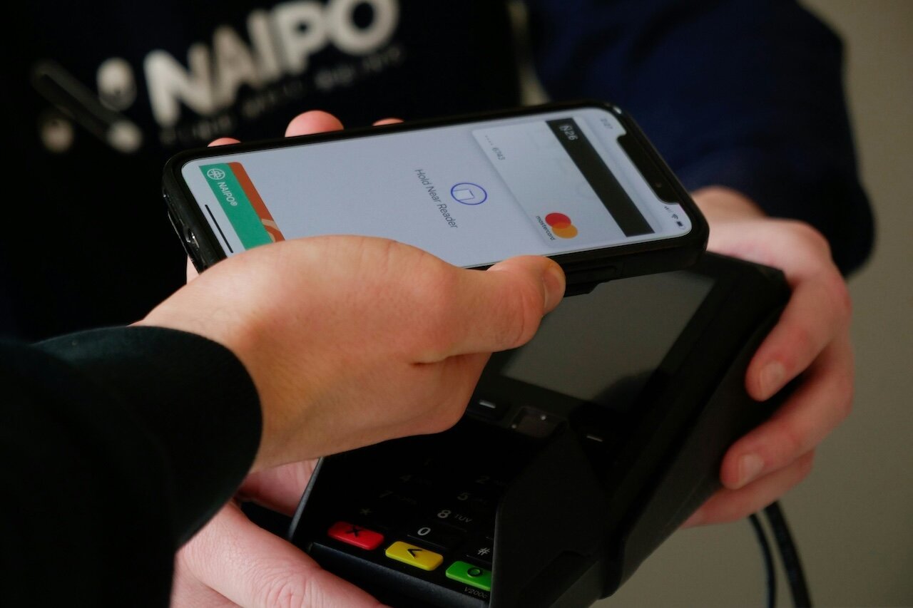 Μετά τις πιέσεις της Ε.Ε, η Apple προτίθεται να "ανοίξει" τις ανέπαφες πληρωμές NFC του iPhone και σε τρίτους
