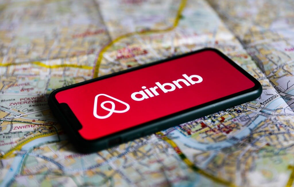 Προσπάθειες να εξαλείψει τις χρεώσεις καθαρισμού καταβάλει η Airbnb