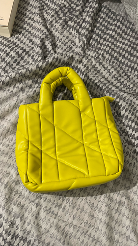 Περισσότερες πληροφορίες για "Καπιτονέ τσάντα σε χρώμα κιτρινο Zara."