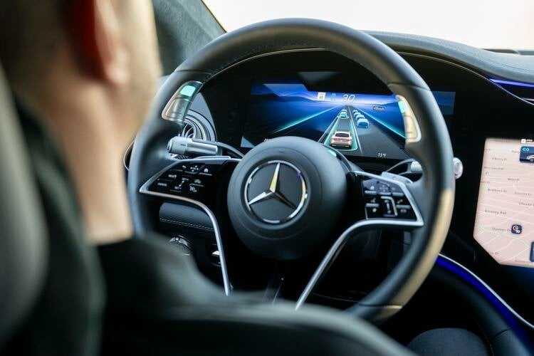 Περισσότερες πληροφορίες για "Η Mercedes μετριάζει τα αρχικά της σχέδια για την αποκλειστική διάθεση ηλεκτρικών οχημάτων"