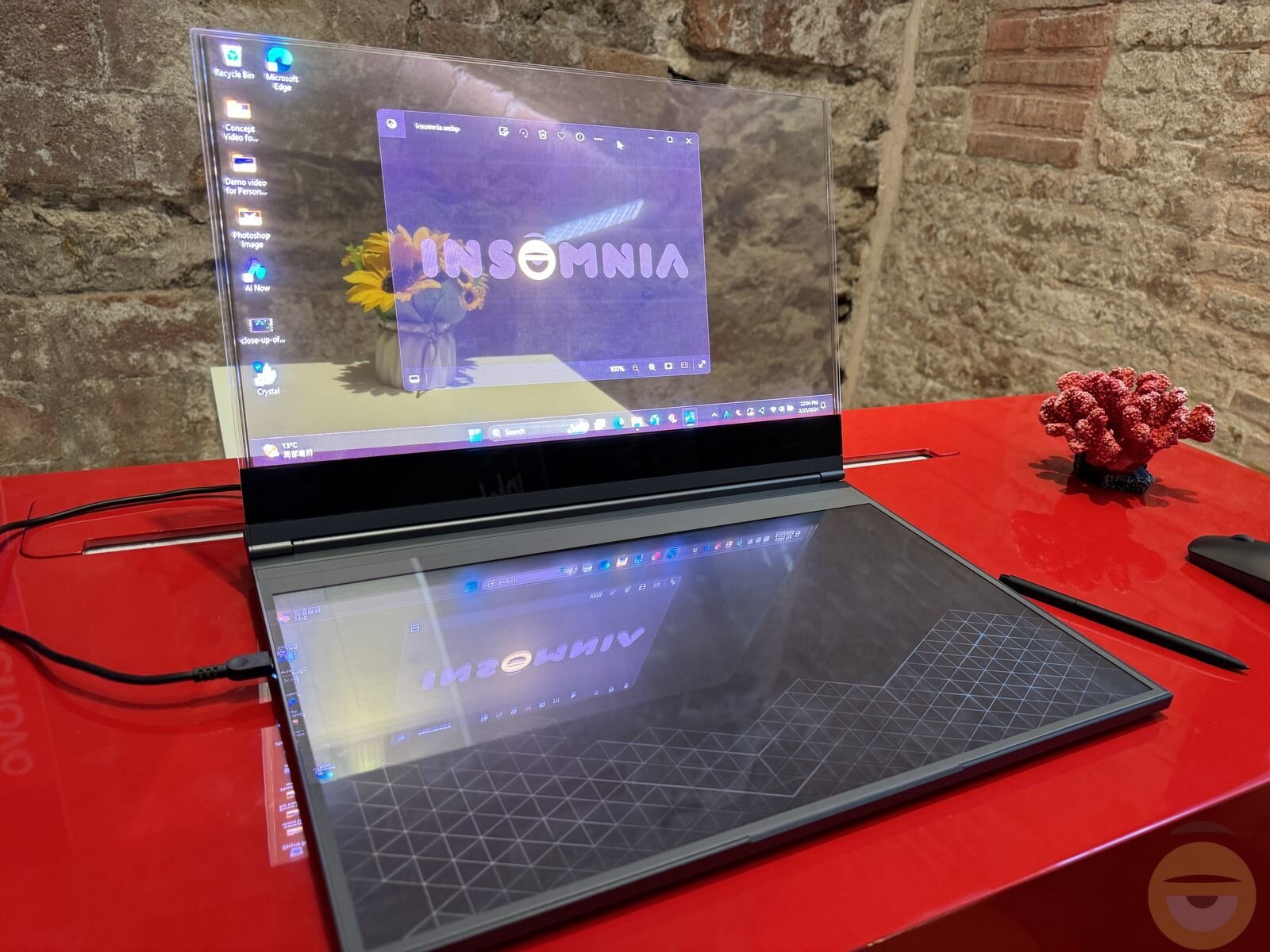 Περισσότερες πληροφορίες για "Laptop με διάφανη οθόνη παρουσίασε στο MWC η Lenovo"