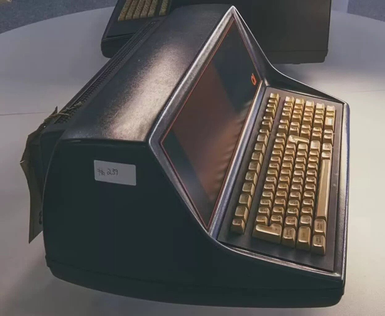 Δύο από τους πρώτους επιτραπέζιους υπολογιστές στον κόσμο ανακαλύφθηκαν στη διάρκεια καθαρισμού σπιτιού