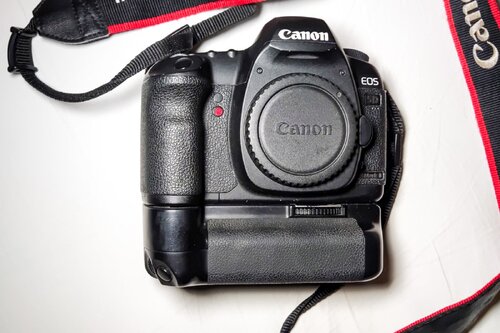 Περισσότερες πληροφορίες για "Canon Eos 5 mkii + EF 28-135+grip 46k clicks"