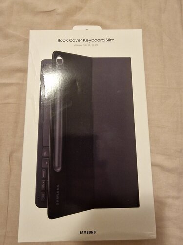 Περισσότερες πληροφορίες για "Samsung Slim Book Flip Cover με Πληκτρολόγιο Αγγλικά US Μαύρο (Galaxy Tab S9)"