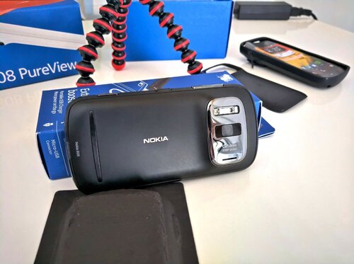 Περισσότερες πληροφορίες για "ΝΕΑ ΤΙΜΗ! Συλλεκτικό MEGA bundle! Nokia 808 PureView πλήρες του κουτιού με πολλά εξτρά παρελκόμενα!"