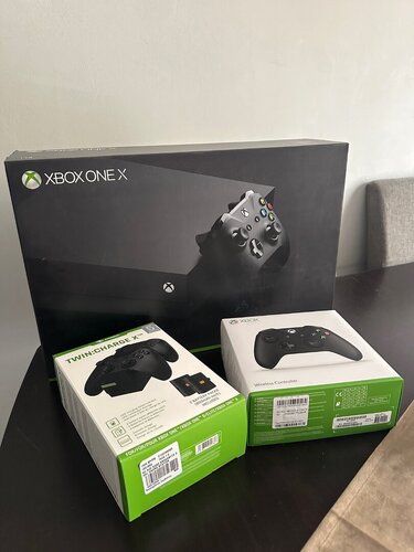 Περισσότερες πληροφορίες για "Xbox One X 1TB + 2 Χειριστήρια"