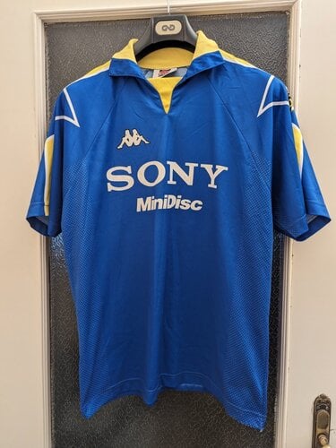 Περισσότερες πληροφορίες για "Juventus 1997-98 Away kit official Kappa replica"