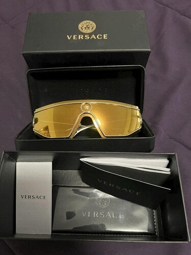Περισσότερες πληροφορίες για "Γυαλιά ηλίου Versace"