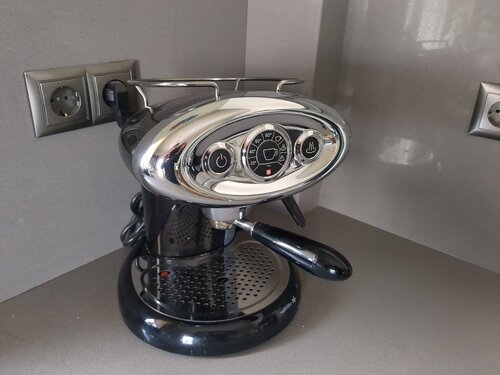Περισσότερες πληροφορίες για "Καφετιέρα Espresso Illy Francis X7.1"