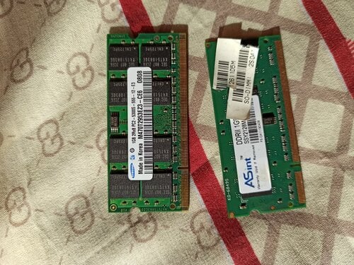 Περισσότερες πληροφορίες για "2 Μνήμες Samsung 1GB 2RX8 PC2-5300S-555-12-E3 και τα 2 μαζι"
