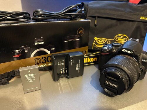 Περισσότερες πληροφορίες για "Nikon D3000 + AF-S DX NIKKOR 18-55mm f/3.5-5.6G ED VR + Case + Batteries"