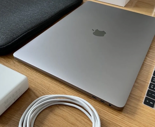 Περισσότερες πληροφορίες για "Macbook Pro 15 inch 2018 i7"