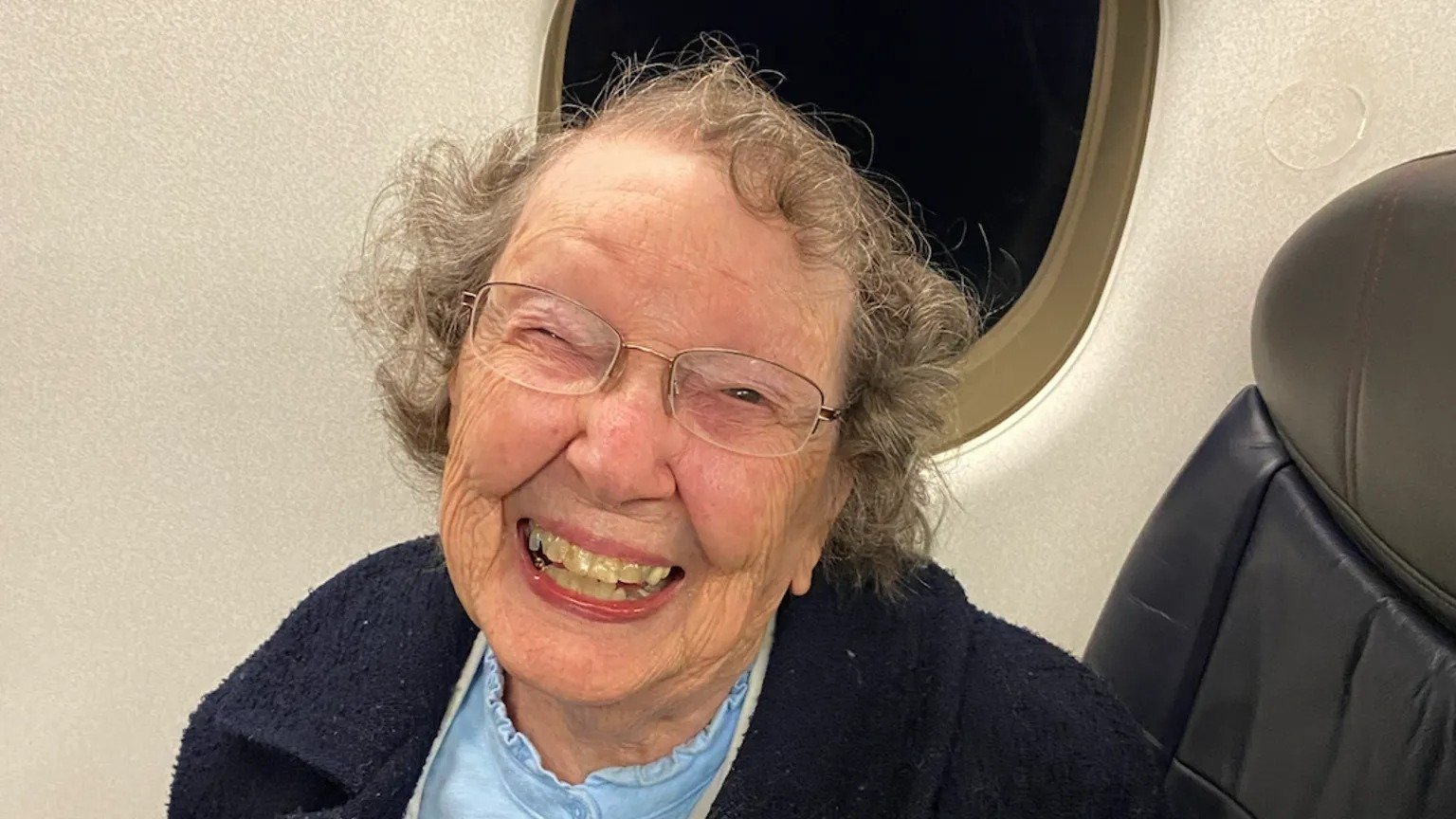 Αεροπορική εταιρία επιμένει να μπερδεύει γυναίκα 101 ετών με μωρό
