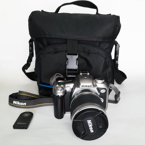 Περισσότερες πληροφορίες για "Nikon F75 film SLR Camera με Φακό 28-100mm + remote control + τσάντα"