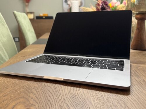 Περισσότερες πληροφορίες για "MacBook Pro (2018) 13.3 Intel i5, 8GB RAM, 256GB SSD"