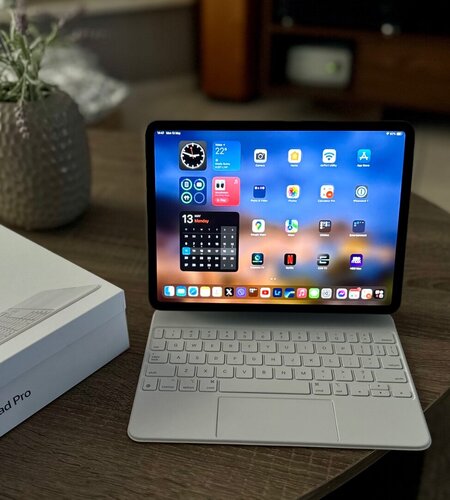 Περισσότερες πληροφορίες για "Apple iPad Pro 2018 11-inch Wi-Fi and iPad Magic Keyboard White"