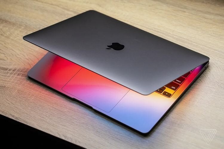 Μέσα στο 2026 θα διαθέσει η Apple στην αγορά τα αναδιπλούμενα MacBook