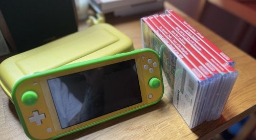 Περισσότερες πληροφορίες για "Nintendo Switch Lite Yellow , Games and Controller"
