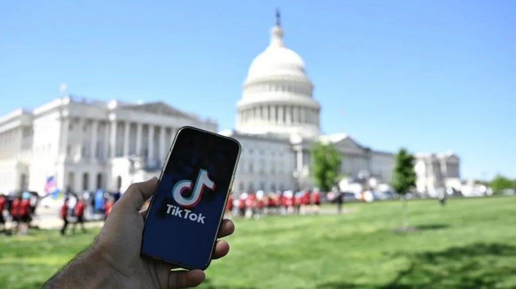 Περισσότερες πληροφορίες για "Επιβεβαιώνει το TikTok ότι πρότεινε στην αμερικανική κυβέρνηση ένα "διακόπτη" άμεσου τερματισμού λειτουργίας της εφαρμογής"
