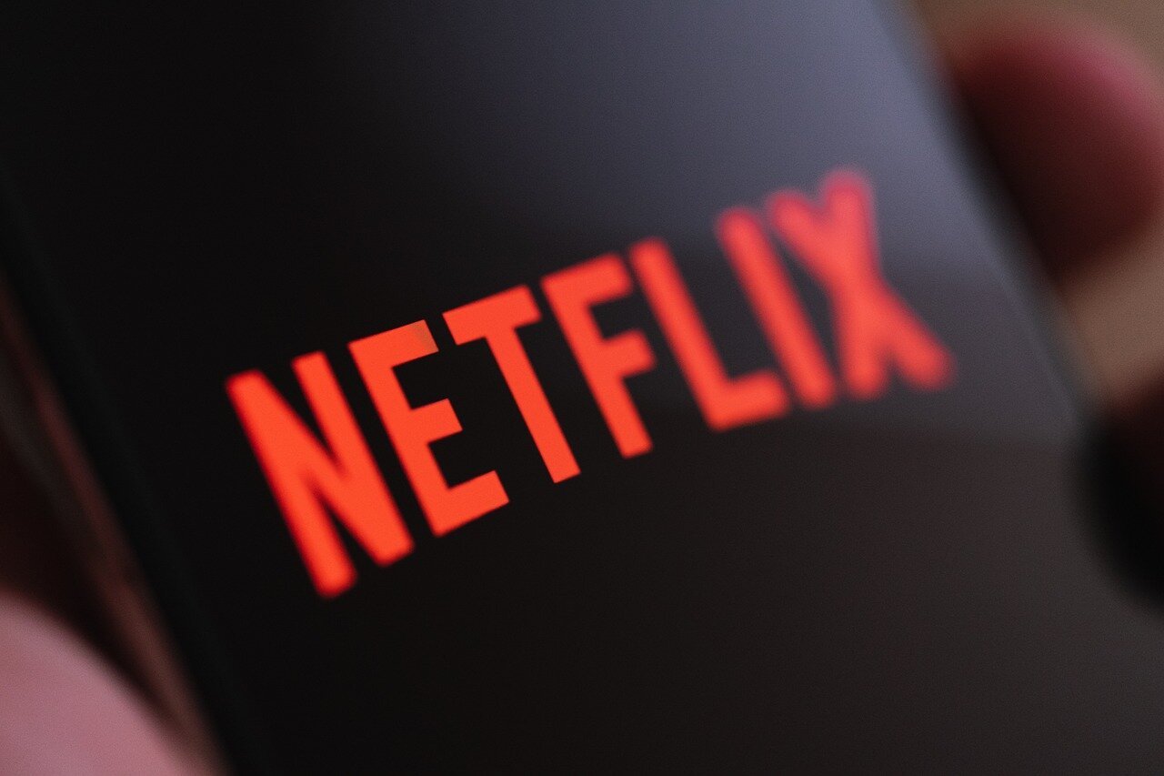 Το Netflix αρχίζει να καταργεί σταδιακά το φθηνότερο πρόγραμμα χωρίς διαφημίσεις