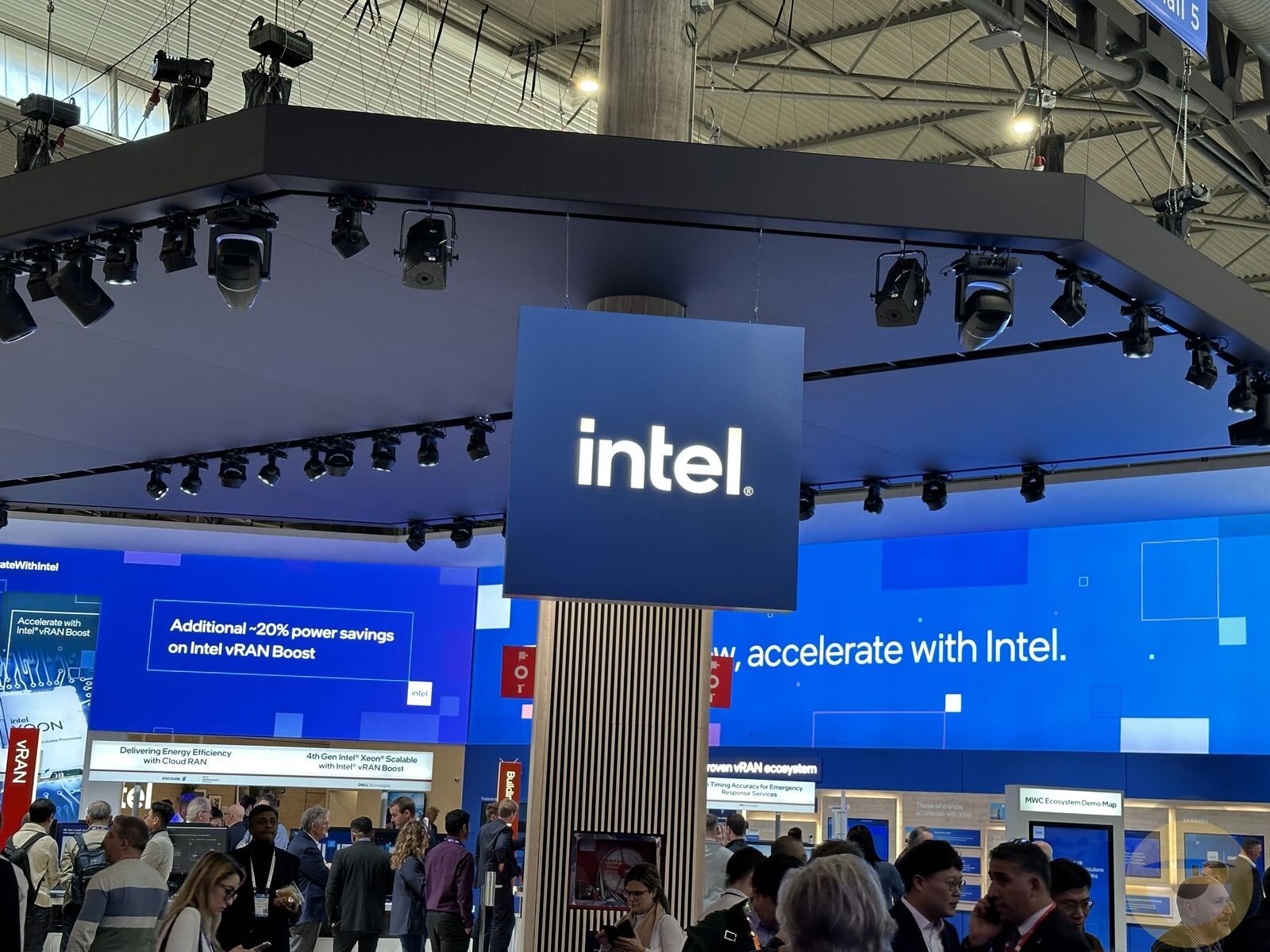 Η Intel προχωρά σε 15.000 απολύσεις εν μέσω απογοητευτικών οικονομικών αποτελεσμάτων