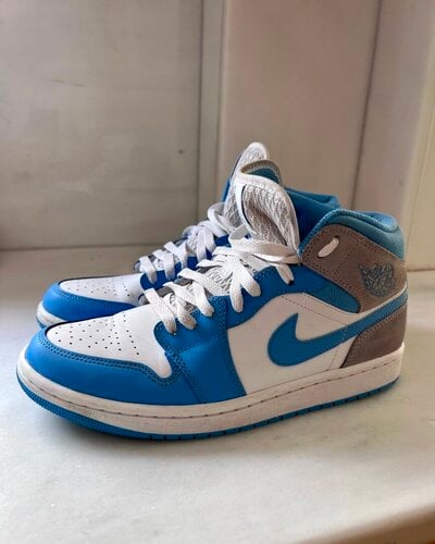 Περισσότερες πληροφορίες για "Nike Air Jordan 1 Mid University Blue Grey"