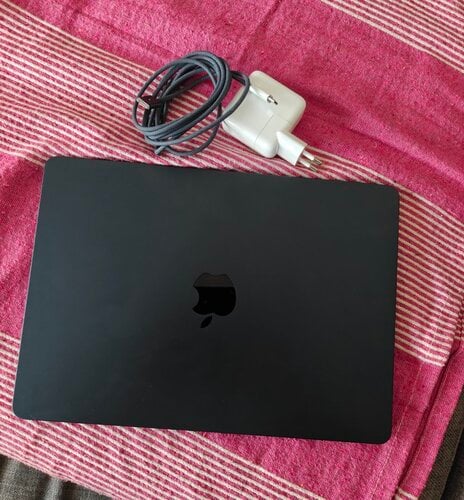 Περισσότερες πληροφορίες για "MacBook 13,6 (m3) midnight blue στο κουτι του 8/256 σαν καινούργιο ελληνικο πληκτρολογιο"