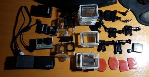 Περισσότερες πληροφορίες για "(νέα τιμή) GoPro Hero 4 Silver (πολλά έξτρα: μπαταρίες, θήκες, καλώδια, mounts)"