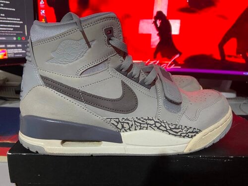 Περισσότερες πληροφορίες για "Nike Air Jordan Legacy 312  Wolf Grey"