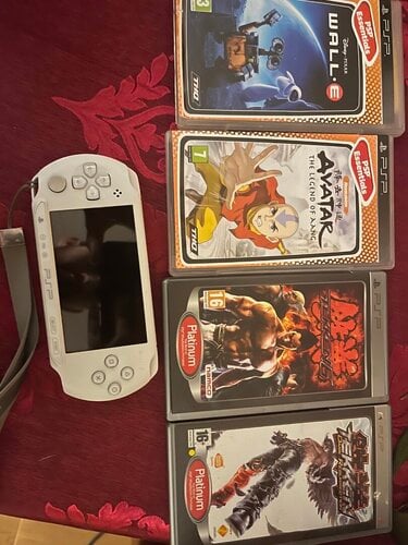 Περισσότερες πληροφορίες για "Psp street white + games"