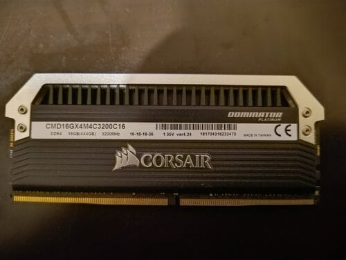 Corsair CMD16GX4M4B3200C14 (16 GB/DDR4/3200MHz)