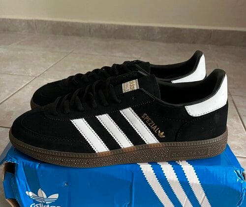 Περισσότερες πληροφορίες για "Adidas Spezial"