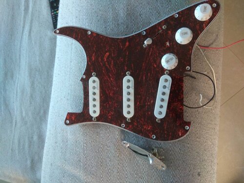 Περισσότερες πληροφορίες για "Prewired pickguard SSS Roswell Pickups + jack + jackplate"