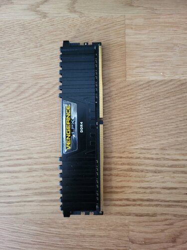 Περισσότερες πληροφορίες για "Μνήμη Corsair Vengeance 8GB DDR4 15€"