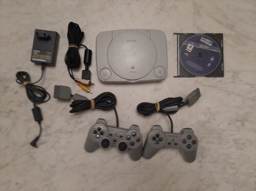 Περισσότερες πληροφορίες για "SONY PLAYSTATION 1 slim psone ( PS1 slim ) Κονσόλα ατσιπαριστο με wrc και 2 χειριστηρια"