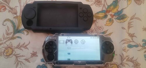 Περισσότερες πληροφορίες για "PSP 3004 128gb soft modded με CFW + games + extras"