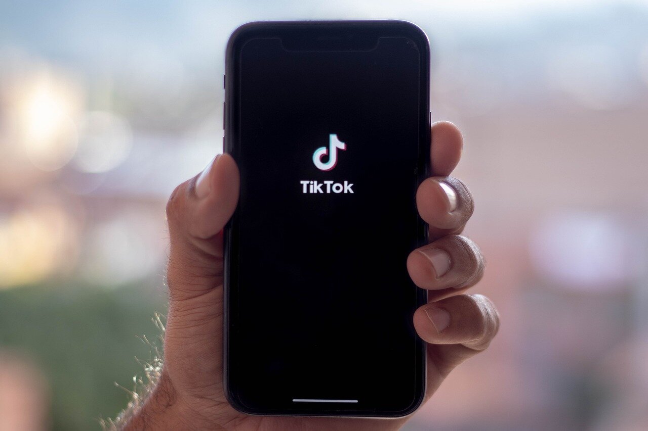 Η Αλβανία απαγορεύει το TikTok για ένα έτος μετά από δολοφονία μαθητή