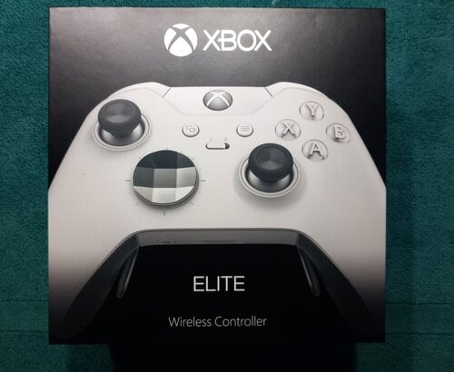 Περισσότερες πληροφορίες για "Xbox One Elite Wireless Controller - White Special Edition & SCUF ELITE Paddle Control System"