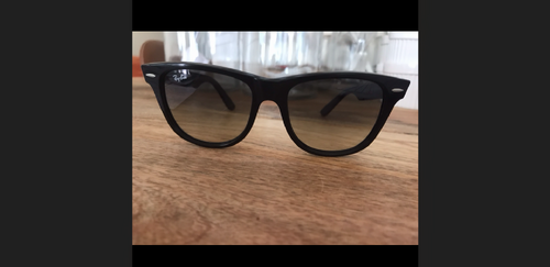 Περισσότερες πληροφορίες για "Μαύρα RayBan Wayfarer RB2140 901/32 (unisex, αυθεντικά) 70 €"