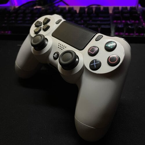 Περισσότερες πληροφορίες για "Sony Dualshock 4 V2 White  (Άσπρο/Ενσύρματo & Ασύρματo)"