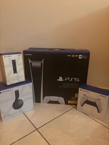 Περισσότερες πληροφορίες για "Sony PlayStation 5 Digital Edition FULL SET (Extra Controller, headphones, βάση φόρτισης)"