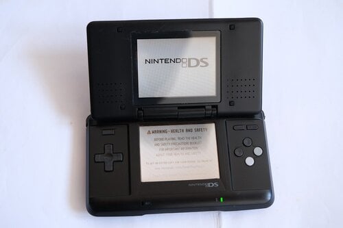 Περισσότερες πληροφορίες για "Κονσόλα Nintendo DS με καινούριο περίβλημα (μαύρου χρώματος)"