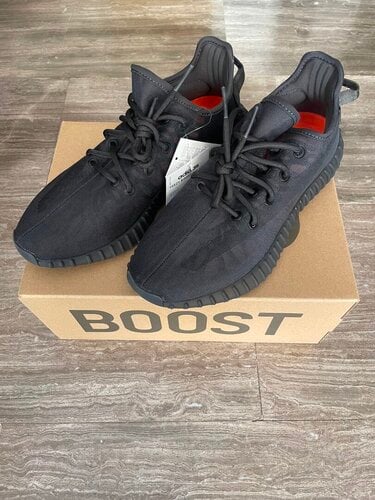 Περισσότερες πληροφορίες για "Adidas Yeezy 350 V2"