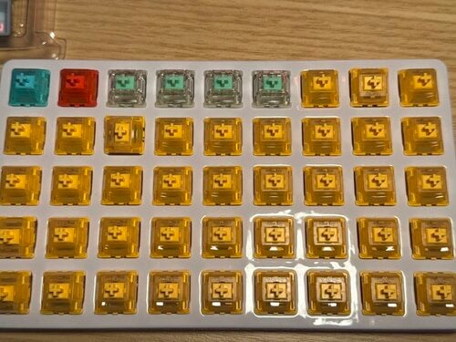 Περισσότερες πληροφορίες για "Gateron X Nuphy Lemons + Cherry profile Shine-Through Keycaps"