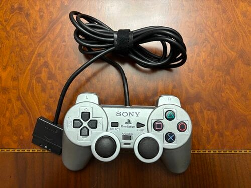 Περισσότερες πληροφορίες για "PS2 Playstation 2 Dualshock 2 Silver χειριστήριο μοχλός gamepad controller - σε πολύ καλή κατάσταση"